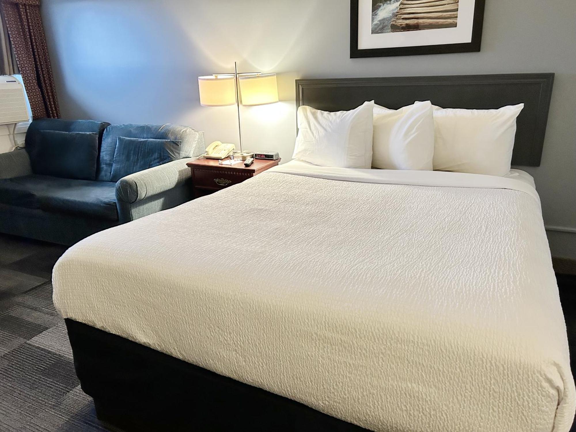Days Inn & Conference Centre By Wyndham Camrose Norsemen エクステリア 写真