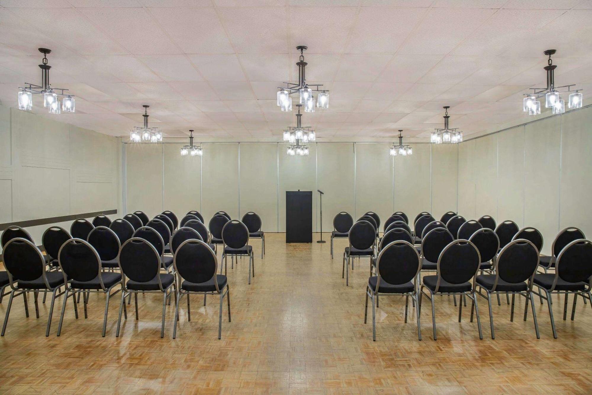 Days Inn & Conference Centre By Wyndham Camrose Norsemen エクステリア 写真