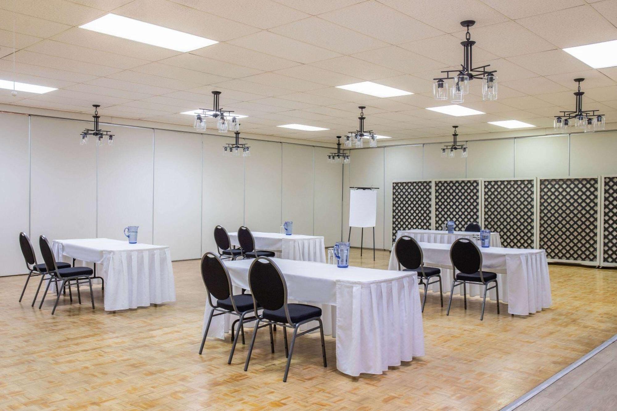 Days Inn & Conference Centre By Wyndham Camrose Norsemen エクステリア 写真
