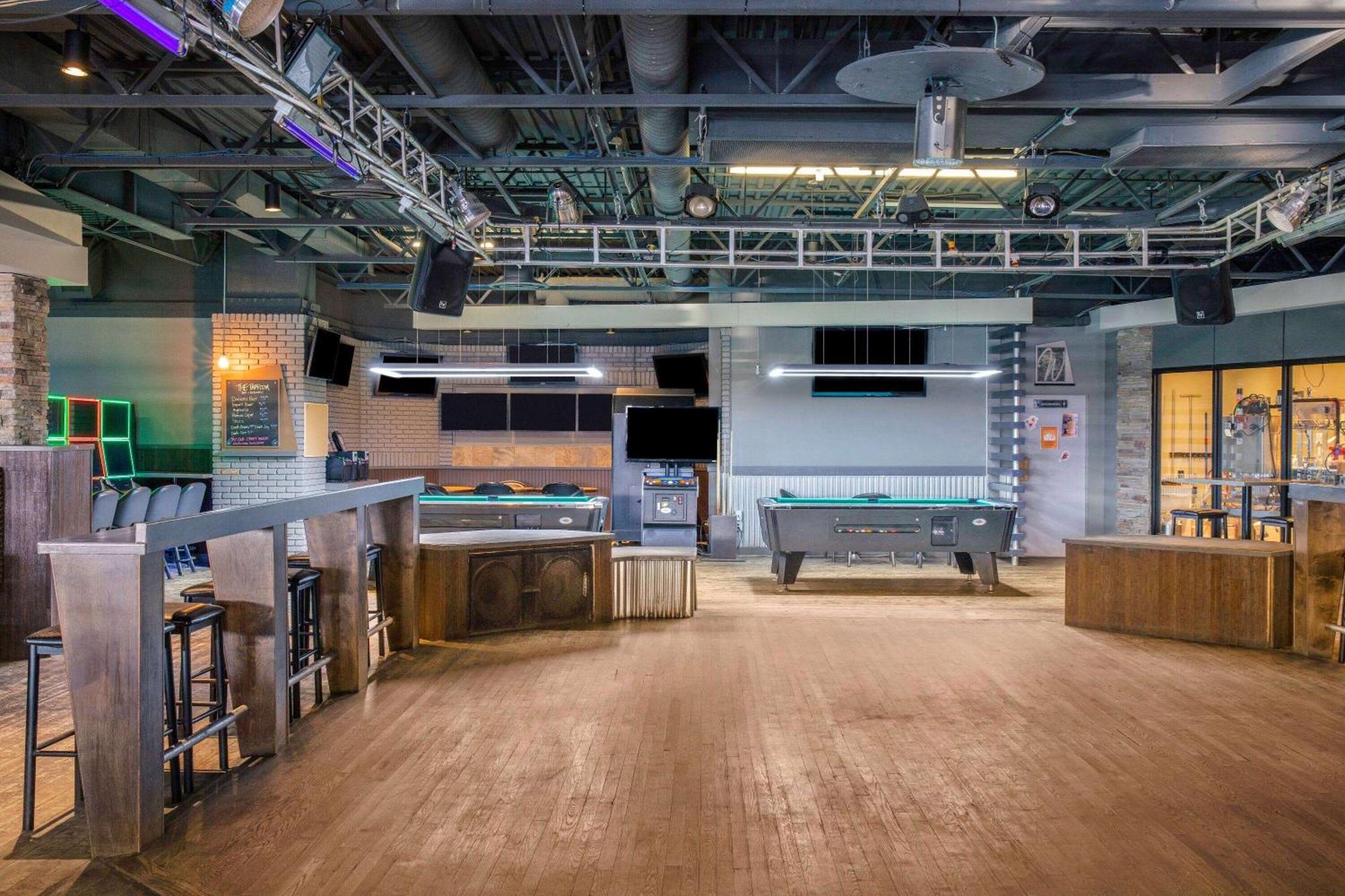 Days Inn & Conference Centre By Wyndham Camrose Norsemen エクステリア 写真