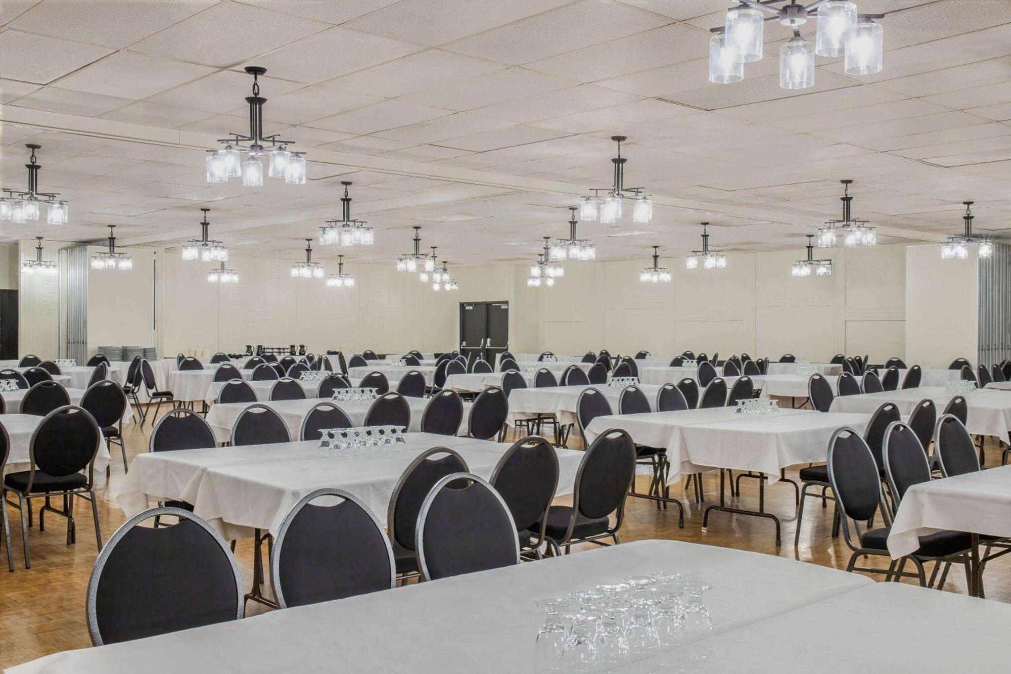Days Inn & Conference Centre By Wyndham Camrose Norsemen エクステリア 写真