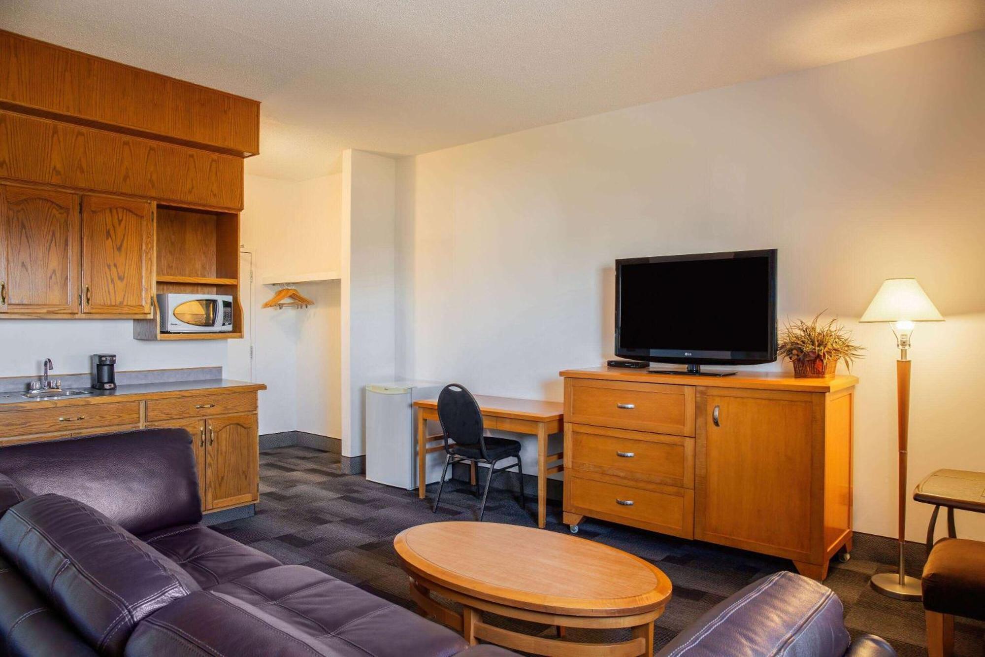 Days Inn & Conference Centre By Wyndham Camrose Norsemen エクステリア 写真