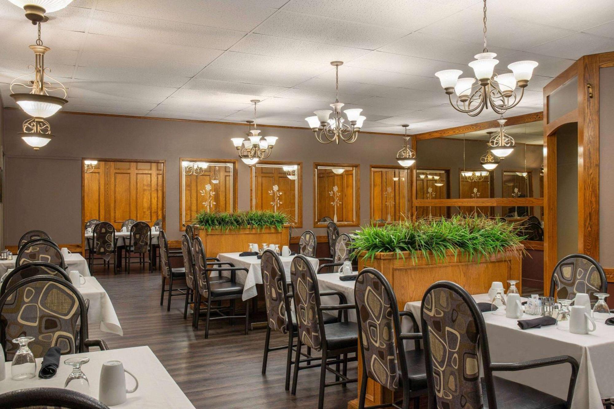 Days Inn & Conference Centre By Wyndham Camrose Norsemen エクステリア 写真