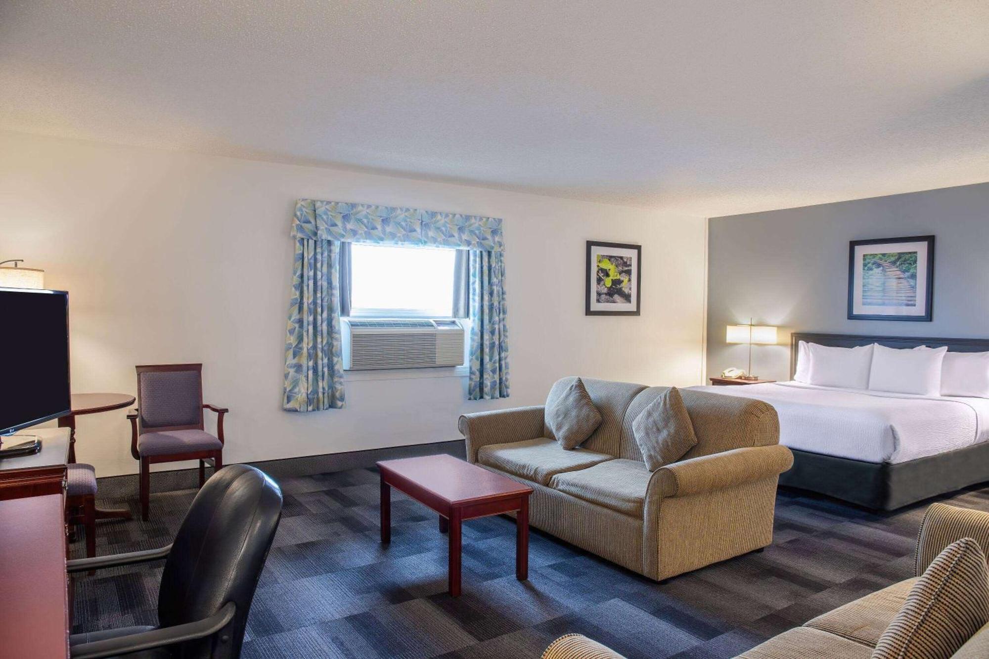 Days Inn & Conference Centre By Wyndham Camrose Norsemen エクステリア 写真
