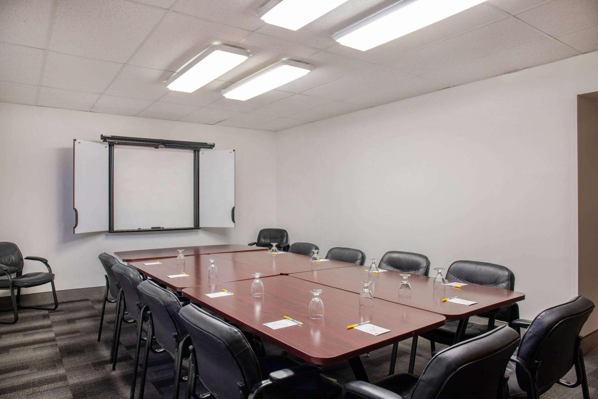 Days Inn & Conference Centre By Wyndham Camrose Norsemen エクステリア 写真