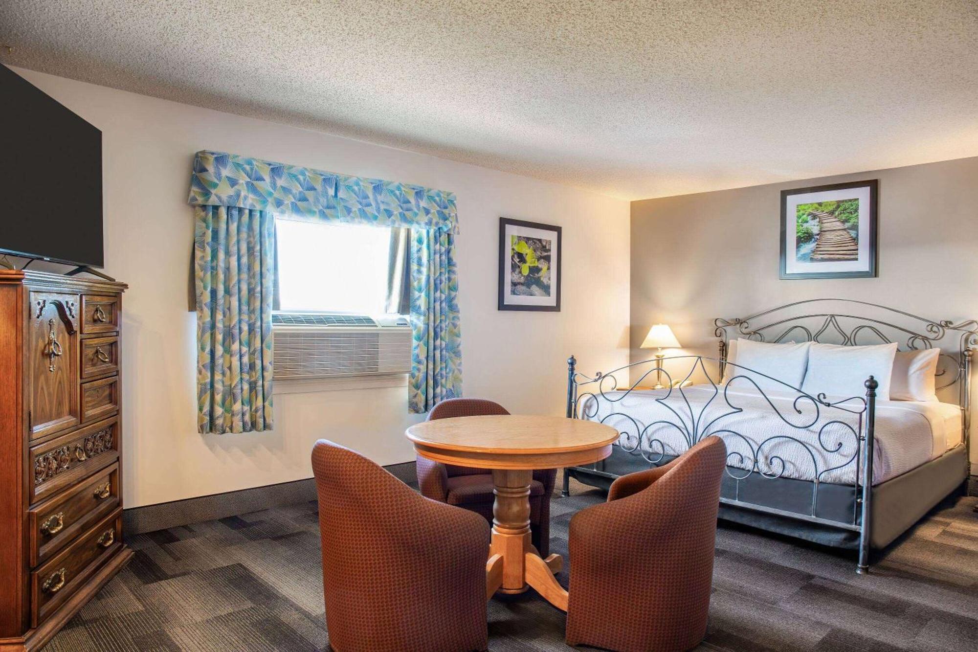 Days Inn & Conference Centre By Wyndham Camrose Norsemen エクステリア 写真