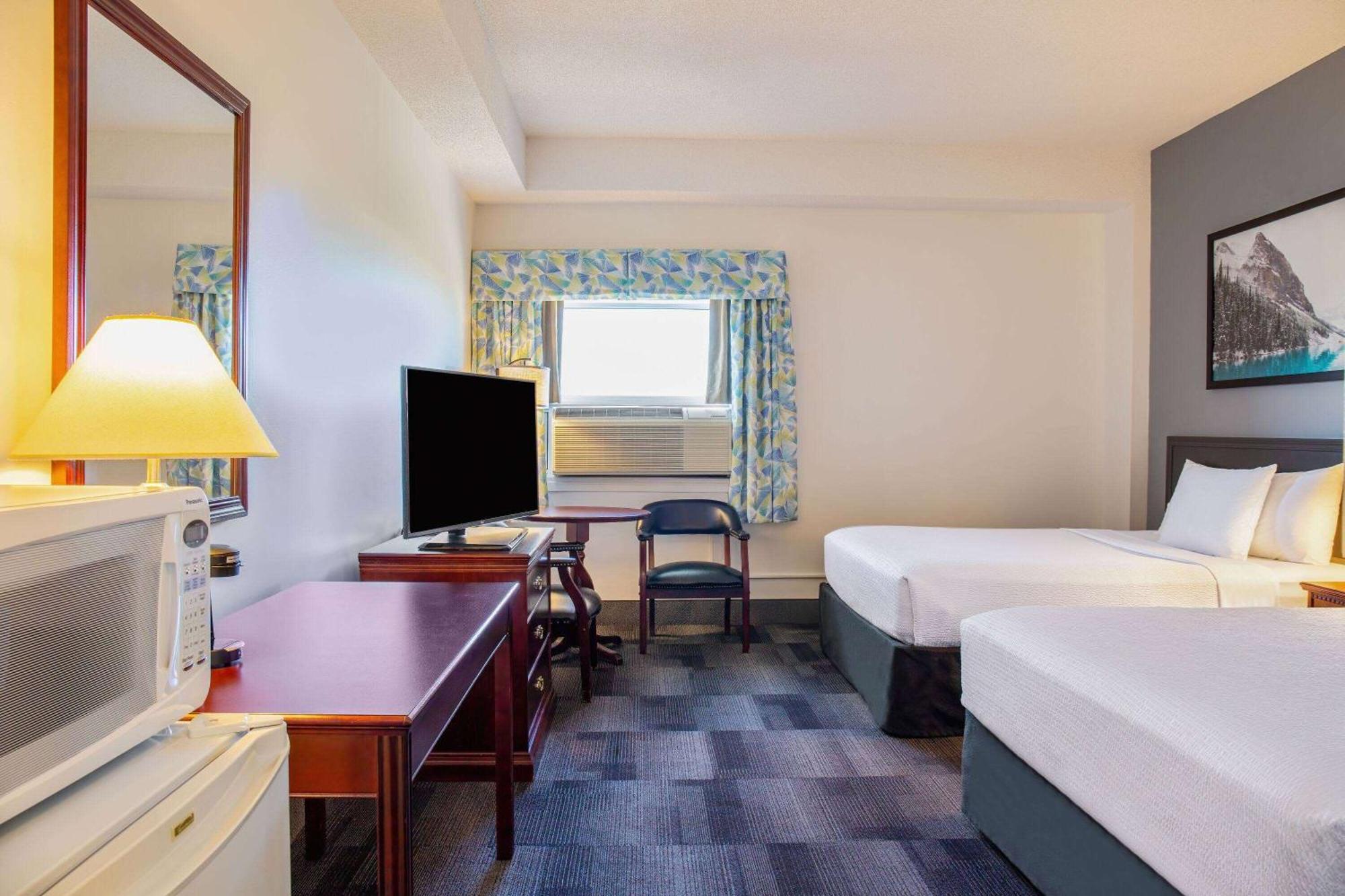 Days Inn & Conference Centre By Wyndham Camrose Norsemen エクステリア 写真