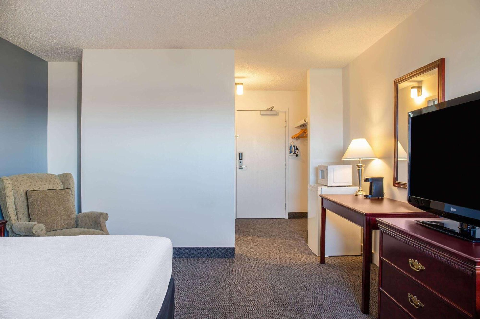 Days Inn & Conference Centre By Wyndham Camrose Norsemen エクステリア 写真