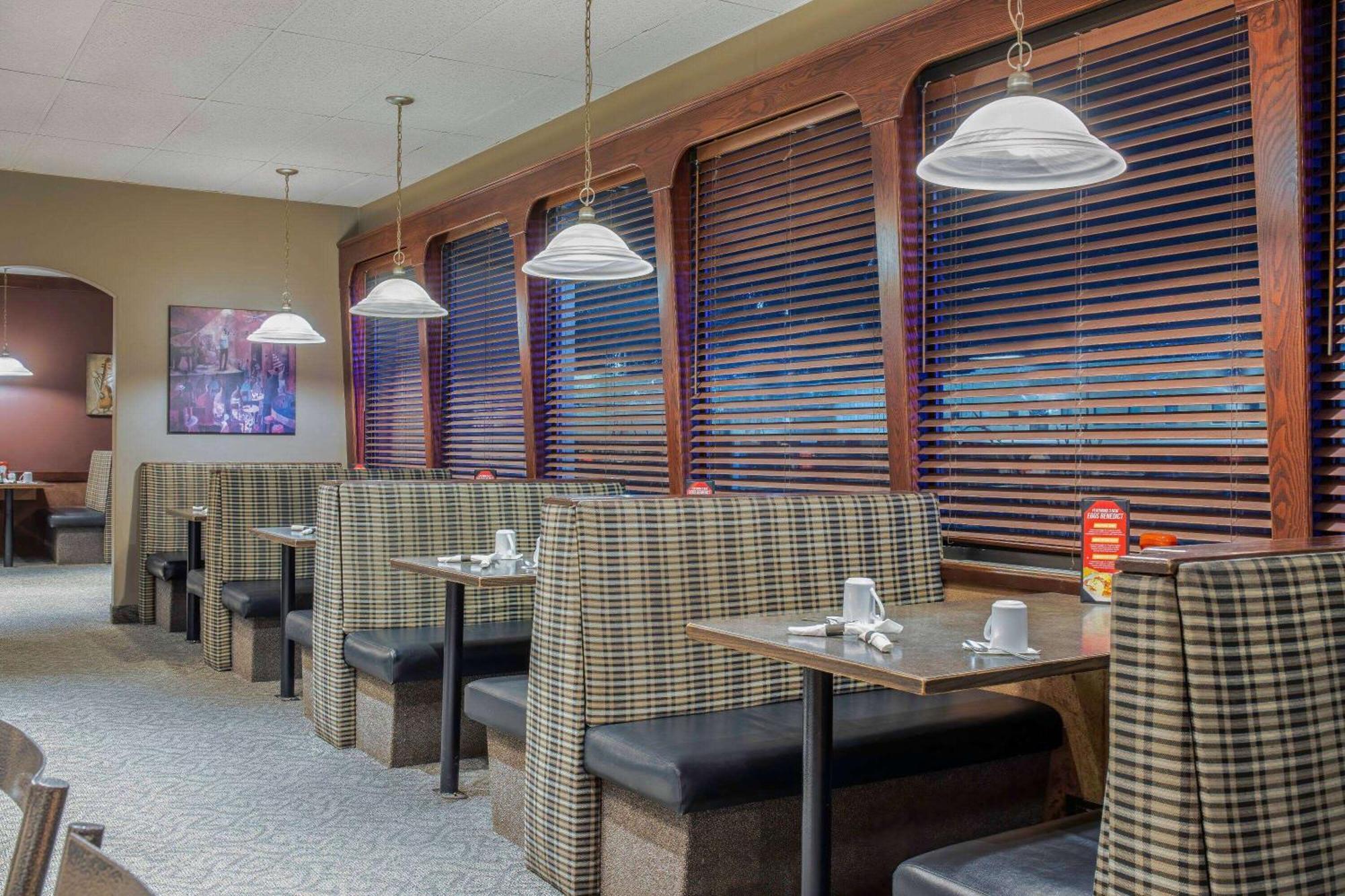 Days Inn & Conference Centre By Wyndham Camrose Norsemen エクステリア 写真